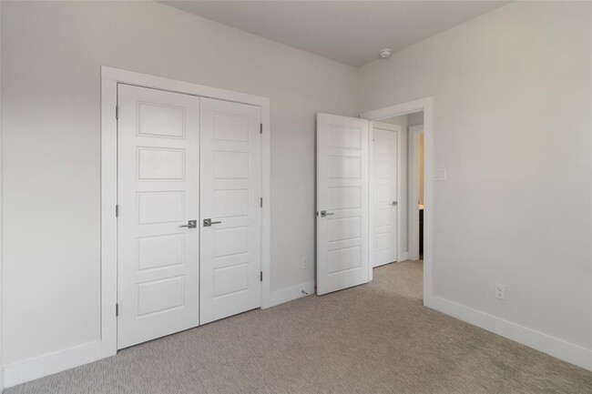 Building Photo - 220 Mirabeau Way