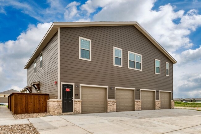 Building Photo - AVAILABLE NOW! GORGEOUS 3 BEDROOM FOUR PLEX LOCATED IN MIDLOTHIAN ISD!