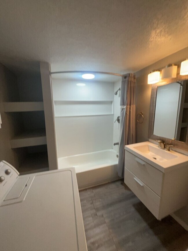 Building Photo - 4916 Moore Cir