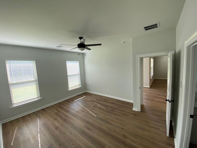 Building Photo - 216 Covington Cottage Ln