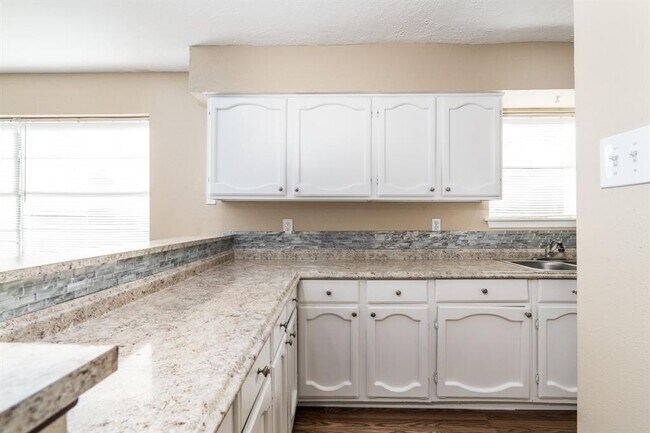 Building Photo - 9903 Cane Creek Dr