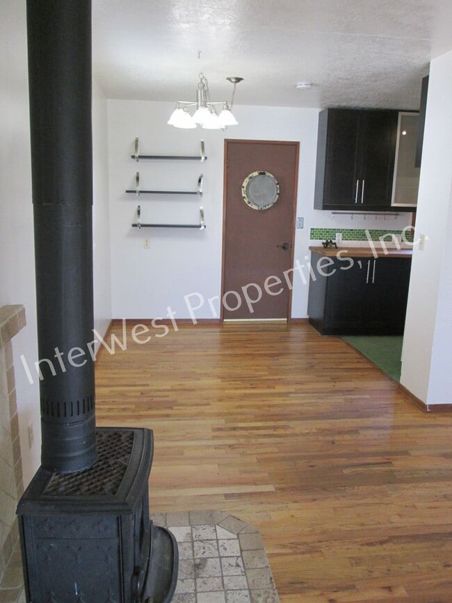Building Photo - Montavilla Cutie! 2bd 1 ba home with Garag...