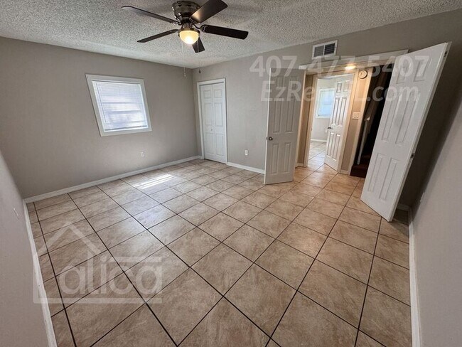 Building Photo - 906 S Holly Ave