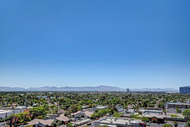 Building Photo - Modern Loft with City View