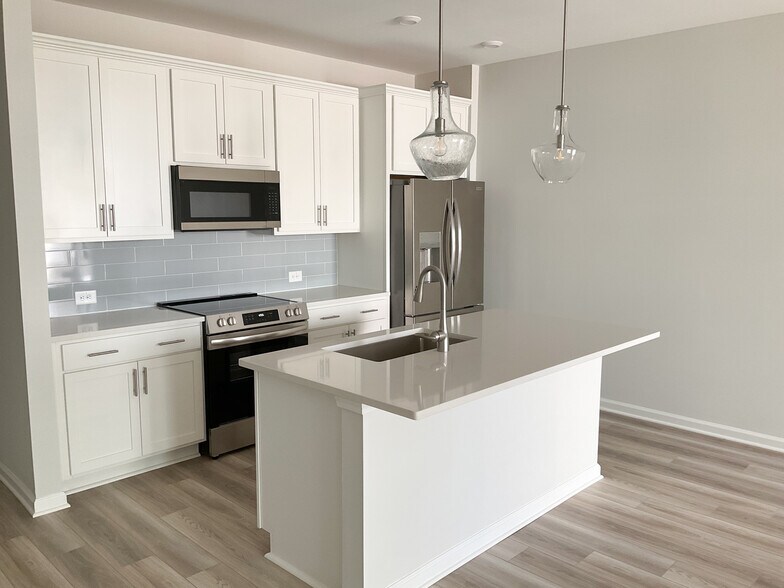 Building Photo - 483 Crown Dr