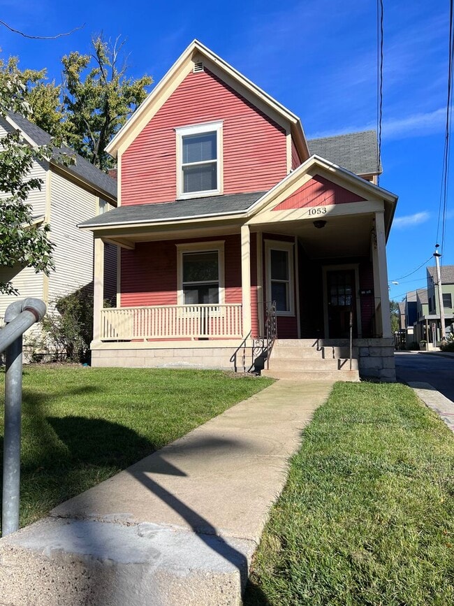 Primary Photo - Three Bedroom Heritage Hill Home!