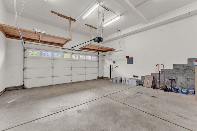 Building Photo - Gorgeous remodeled 3 bedroom, 3 full bathroom home for rent!