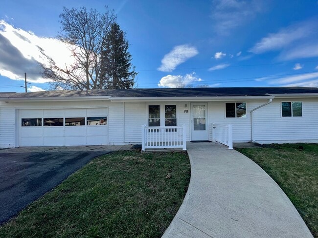 Building Photo - Massive Space! 4 Bedrooms 2 Bathrooms - Cr...