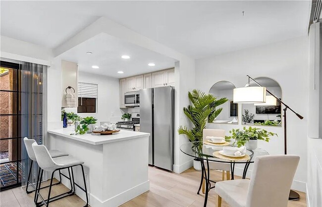 Building Photo - 1062 Calle Del Cerro