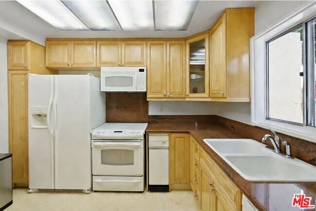 Building Photo - 1131 Alta Loma Rd