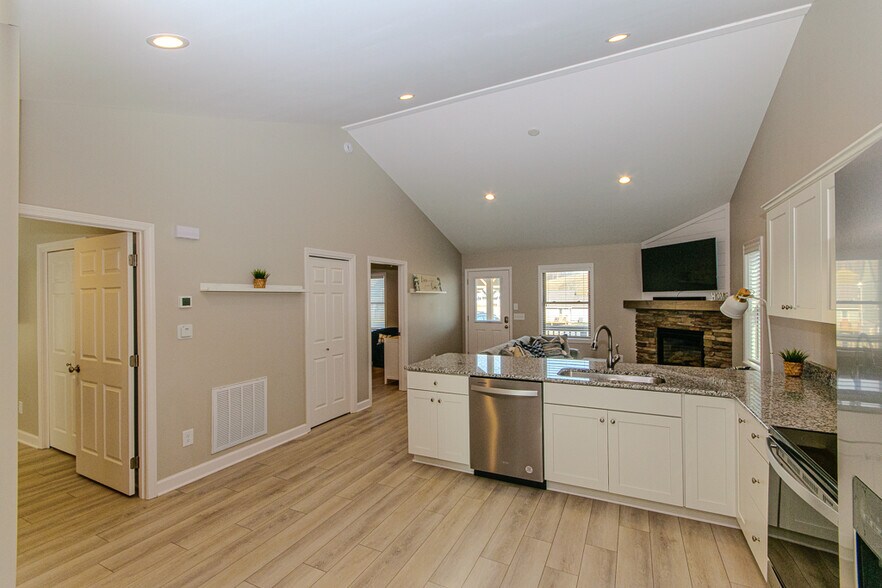 Building Photo - 586 Townhomes Pl