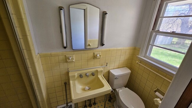 Building Photo - 4 Bedroom Single Family Home