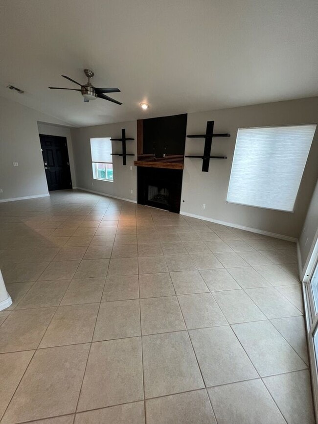 Building Photo - HOUSE FOR RENT