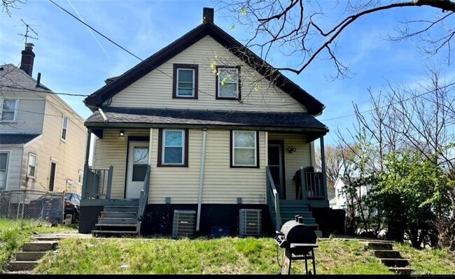 Building Photo - 201-203 Pleasant St.