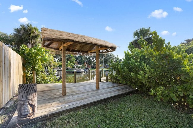 Building Photo - 415 N Shore Dr