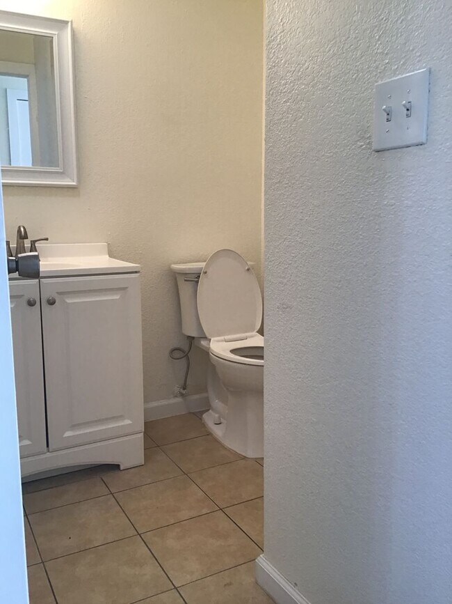 Building Photo - Townhouse Available