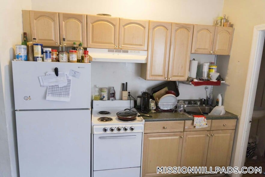 Building Photo - 894 Huntington Ave