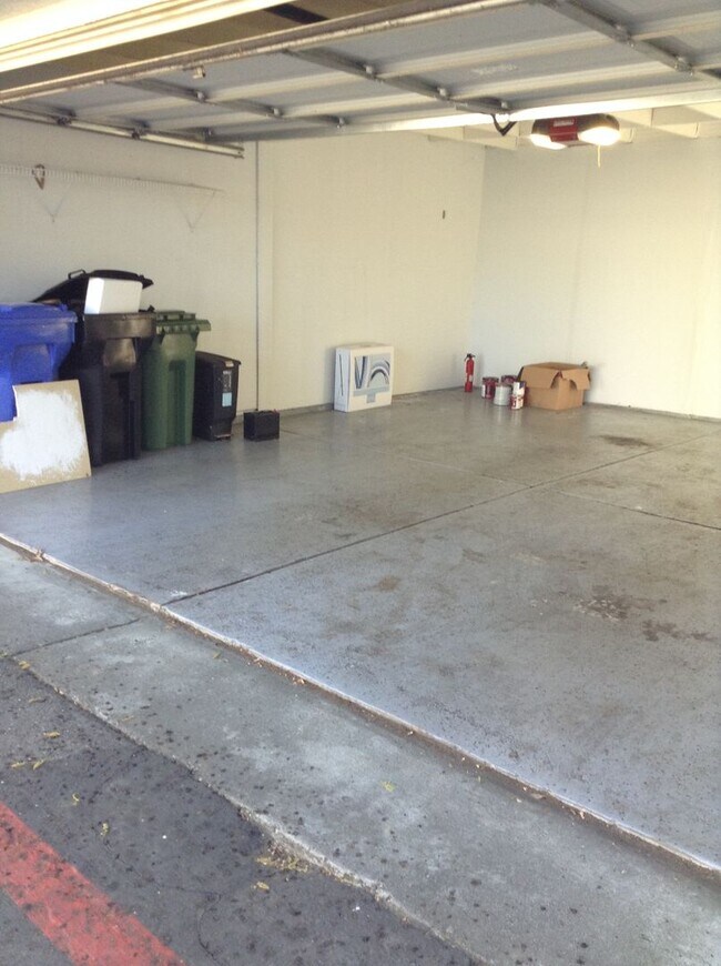 Building Photo - Stunning Townhouse on Mission Boulevard of Fremont