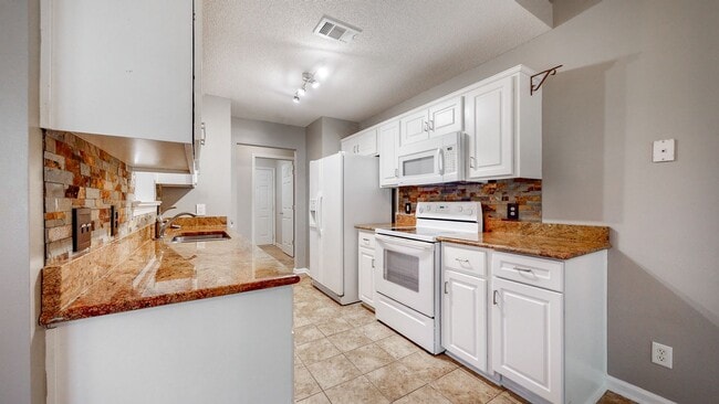 Building Photo - 4 Bedrooms, 2 Bathrooms in the Heart of Richmond Hill - Mulberry Subdivision