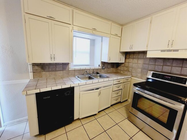Building Photo - 1744 S Lark Ln