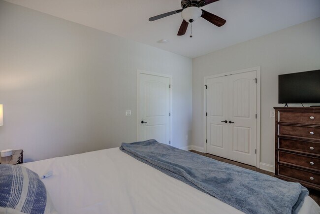 Building Photo - Fully Furnished, Short Term Rental, 1 Mont...
