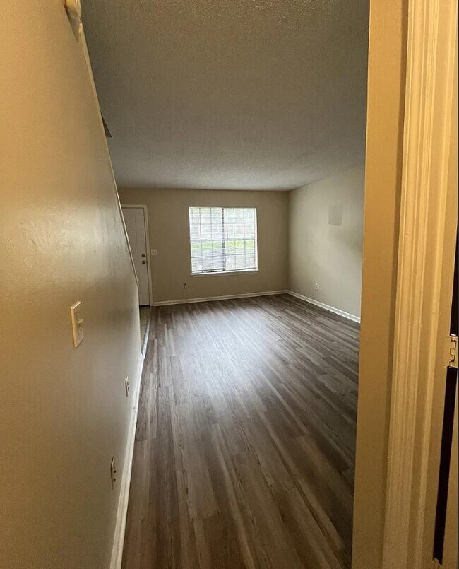 Building Photo - 111 Timber Ln