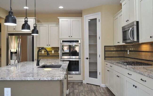 Building Photo - Stunning Executive Home (former model) in ...