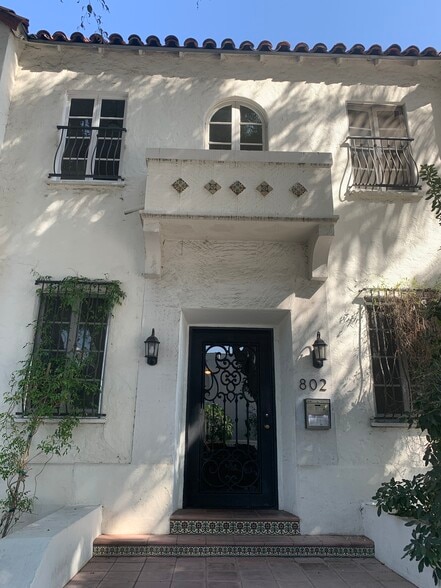 Building Photo - 802 N Sweetzer Ave