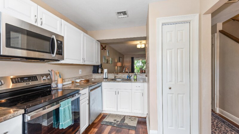 Building Photo - 6132 Lakefront Dr