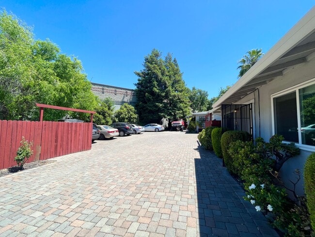 Building Photo - 1751 Parkside Dr