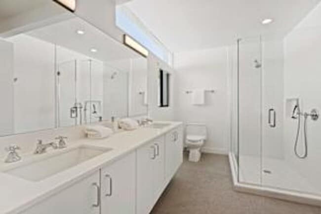 Building Photo - 5 bedroom 5 bath Available for Short Term Rental