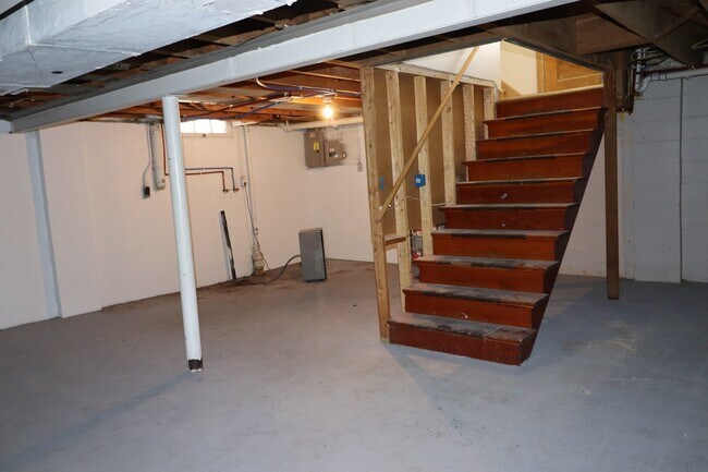 Building Photo - Refurbished 4-Bedroom Home