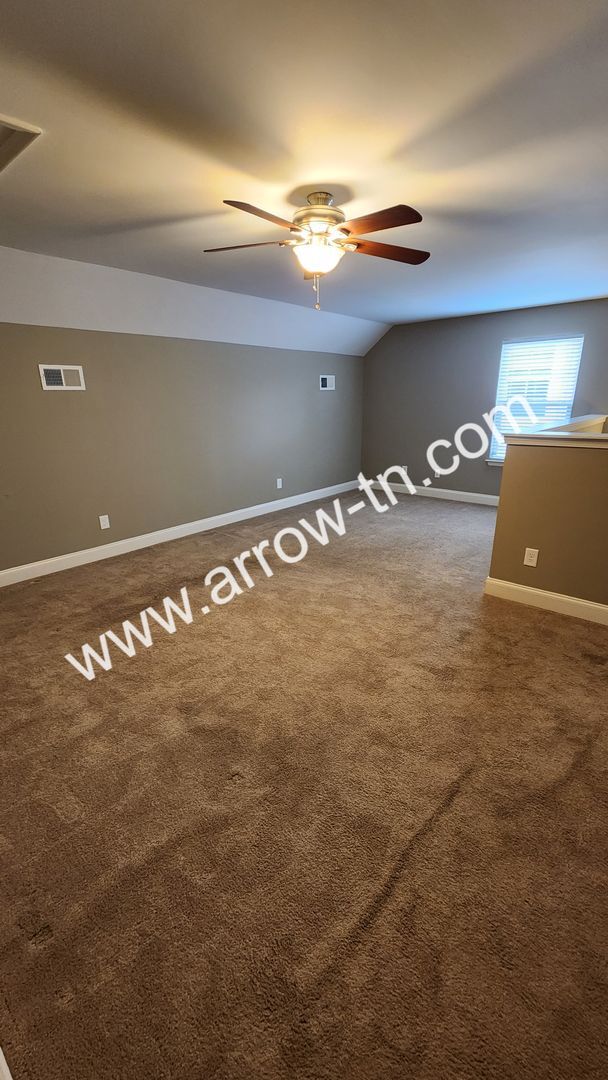 Building Photo - Fantastic End Unit Townhome in Franklin!