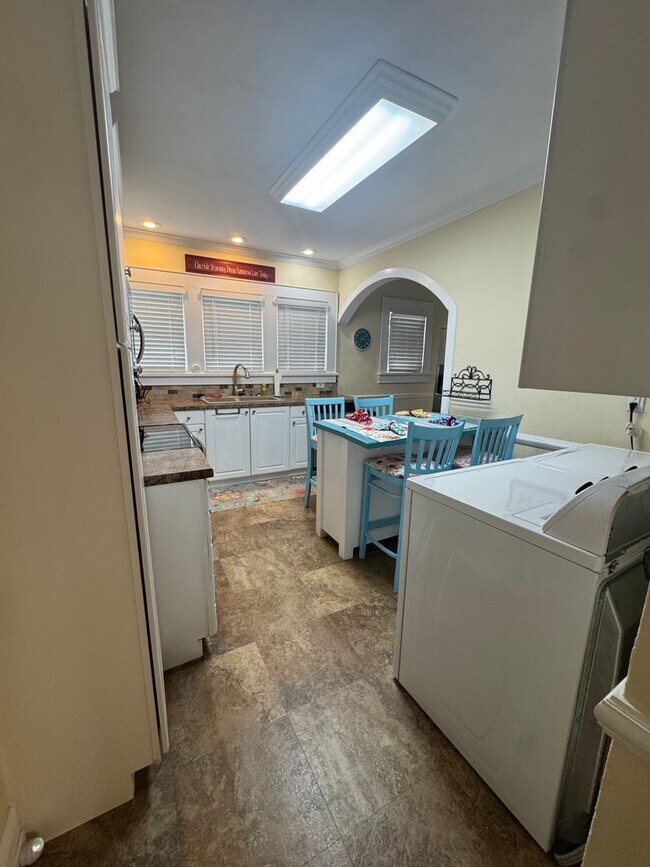 Building Photo - Knoxville 37917 - 2 bedroom, 1 bath - call Lisa Vineyard 865-216-9334