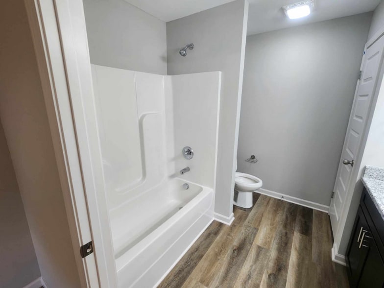 Building Photo - 421 College St