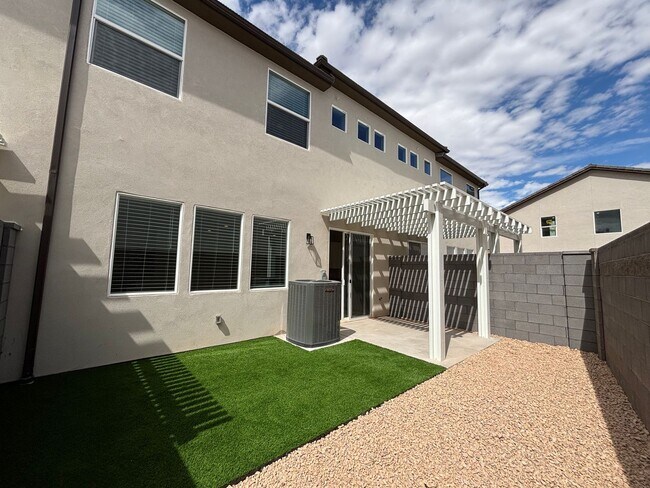 Building Photo - BRAND NEW TOWNHOME FOR RENT!