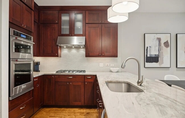Building Photo - Comfortable and Spacious Rental Opportunity