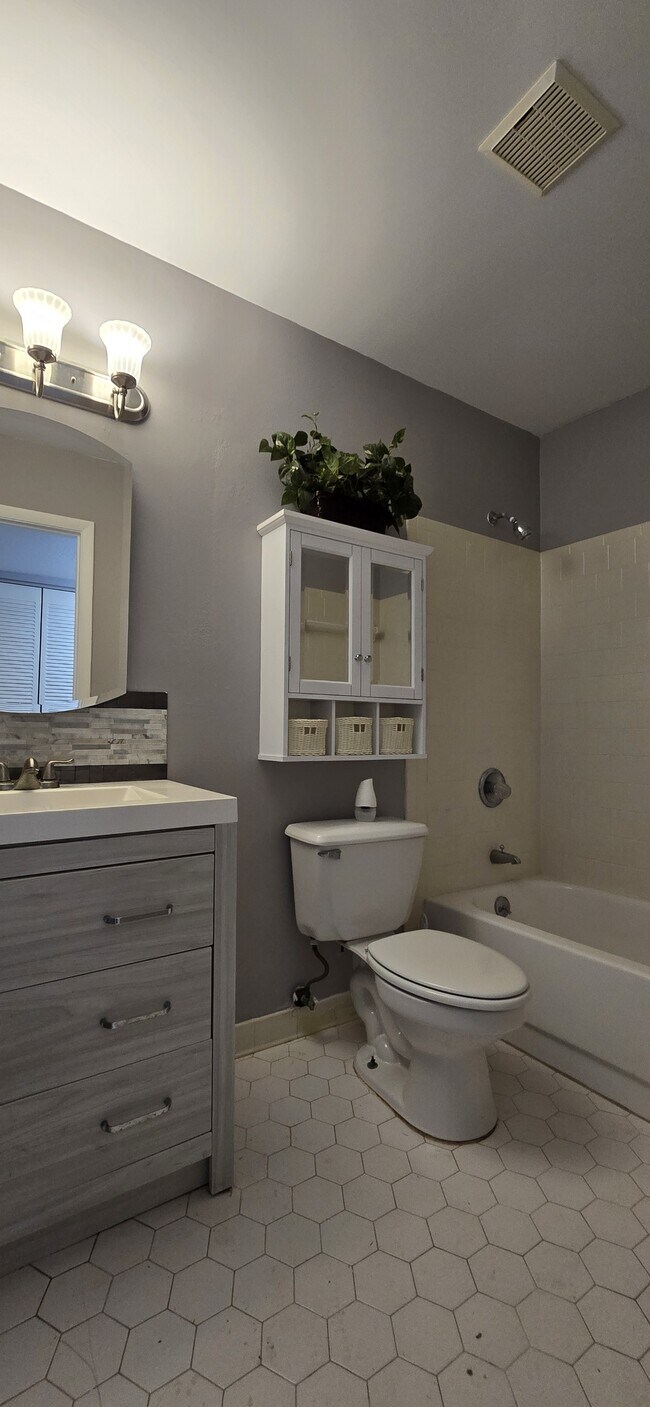 Building Photo - 130 E Johnson Ave