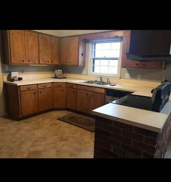 Building Photo - 420 Deerwood Dr