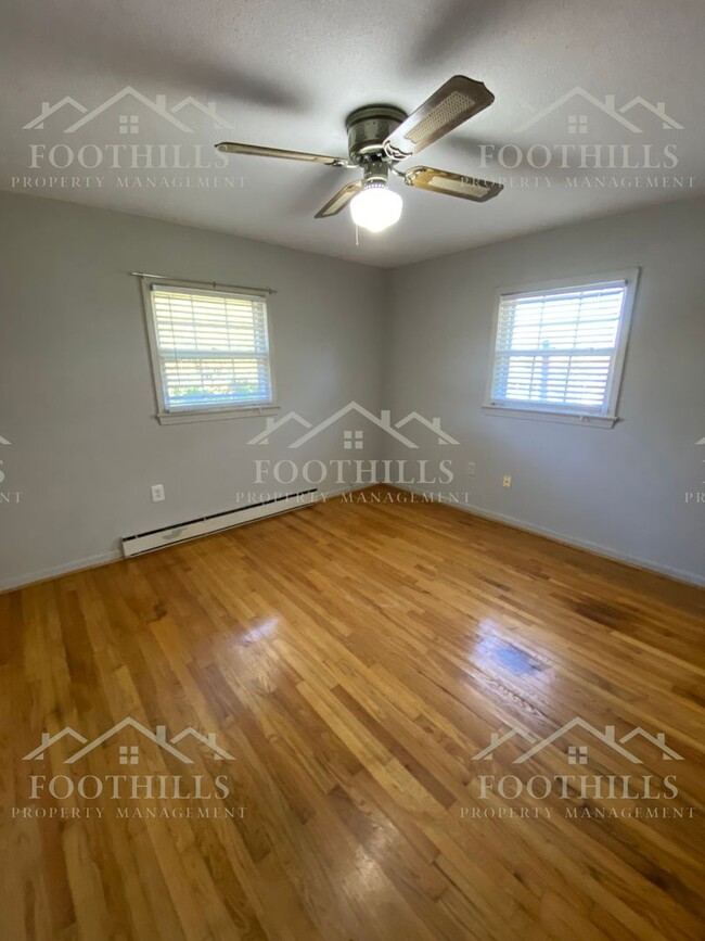 Building Photo - 3 Bedroom Single Family Home Near Downtown...