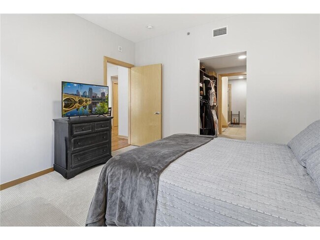 Building Photo - 215 10th Ave S