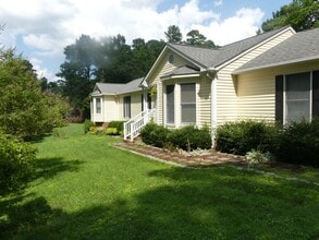 Building Photo - 4 bedroom home with inlaw suite in down to...
