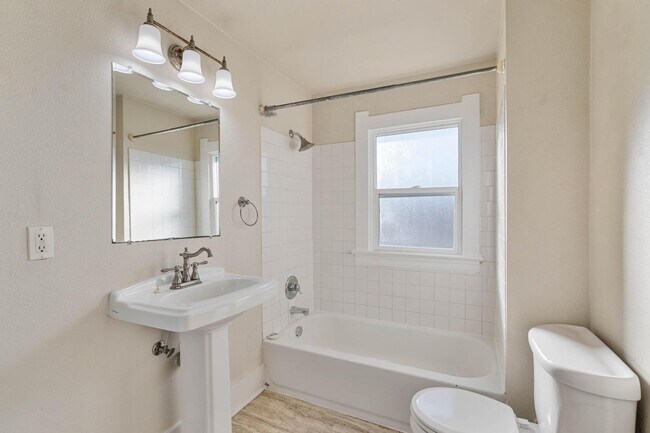 Building Photo - Charming, vintage 2-bdrm/1-bath upper in Richmond neighborhood. W/D, storage, off-street parking