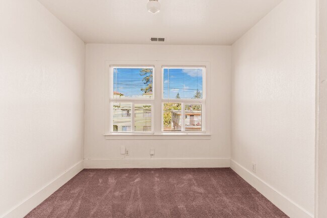 Building Photo - Utilities Included! 3 Bedrooms w/ Bonus Room & Spacious Kitchen