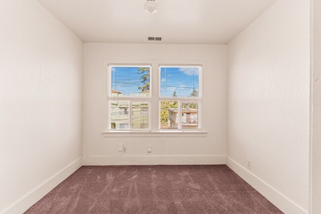 Building Photo - Utilities Included! 3 Bedrooms with Bonus Room & Spacious Kitchen