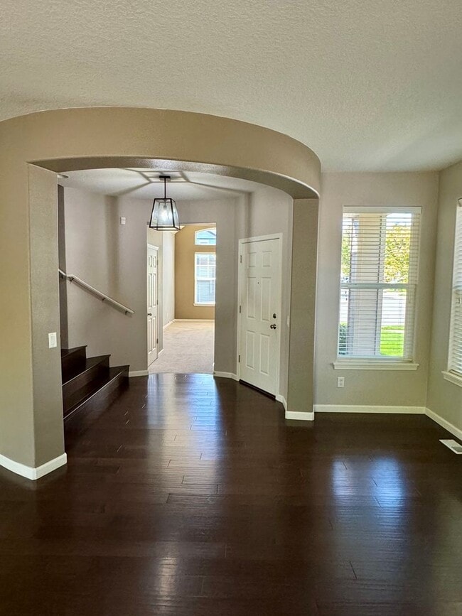 Building Photo - Large Beautiful 4 Bed, 2.5 Bath House!