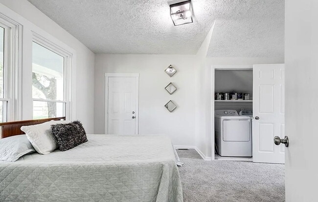 Building Photo - 9 S Fern Ave