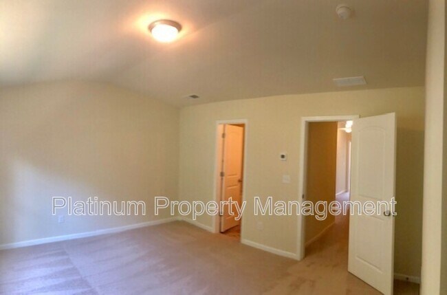 Building Photo - 2048 Reavis Bluff