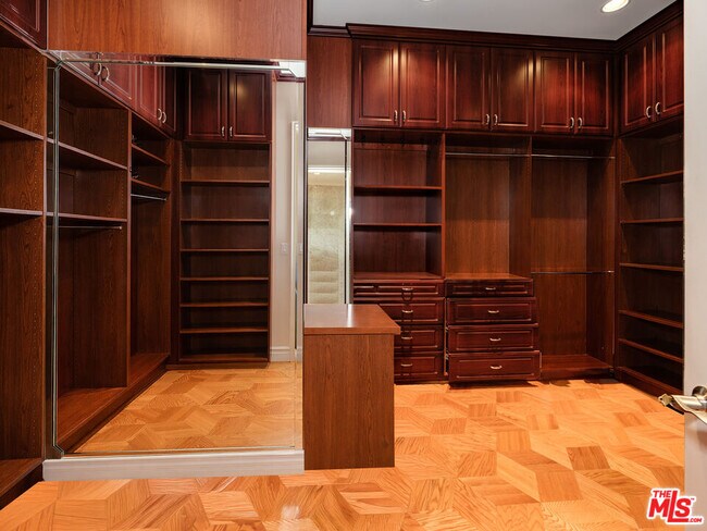 Building Photo - 18047 Karen Dr