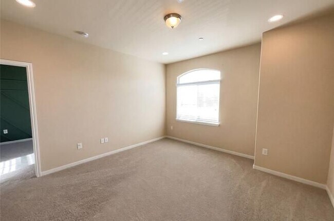 Building Photo - 2880 Donnell Dr